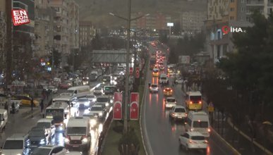 Mardin'de sağanak yağış: Gündüz geceye döndü