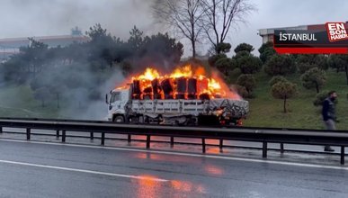 Arnavutköy'de seyir halindeki kamyonda çıkan yangın söndürüldü