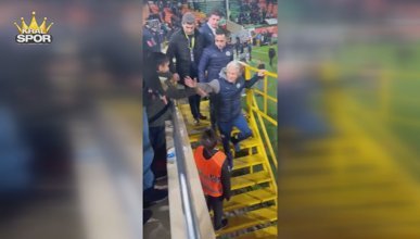 Sevinçten ne yapacağını şaşırdı! Fenerbahçe taraftarı Jesus'un elini tutarsa
