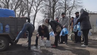 Ukrayna'da içme suyu sırası bekleyen halk görüntülendi