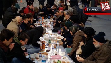 Ramazan'ın ilk yeryüzü sofrası Taksim Tünel Meydanı'nda kuruldu