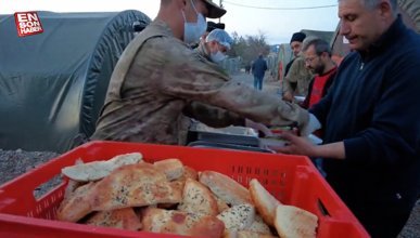 Mehmetçik afet bölgesinde depremzedelere ekmek pişiriyor