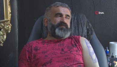 Enkaz altında hayatını kurtaran köpeğin dövmesini sol koluna yaptırdı
