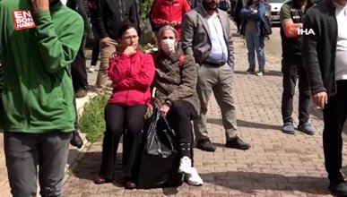 Adana'da gerçekleşen kontrollü bina yıkımını onlarca kişi izledi