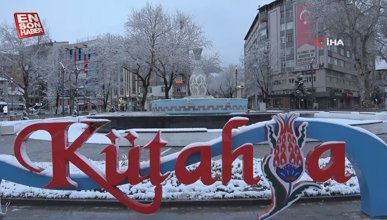 Kütahya'ya yağan kar kent merkezini beyaza bürüdü