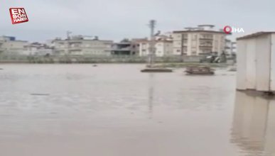Mersin'de patlayan boru mahalleyi sular altında bıraktı