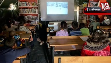 Mehmetçik Okulları yüzleri güldürmeye devam ediyor: Depremzede çocuklara çizgi film izletildi
