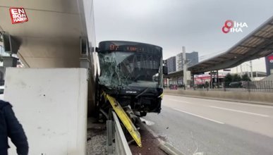 Bursa'da belediye otobüsü bariyerlere ok gibi saplandı