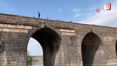 Diyarbakır'da bir kişi tarihi Ongözlü Köprüsü'nün kemerinde halay oynadı