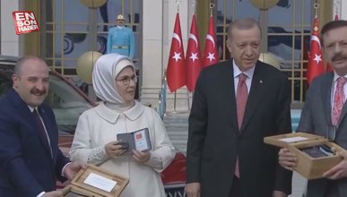 Külliye'ye çekilen Togg'lar Cumhurbaşkanı Erdoğan'a teslim edildi