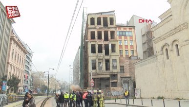 Beyoğlu'nda 5 katlı metruk binada çökme anı