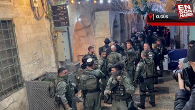 İsrail polisi teravih sonrası Mescid-i Aksa'ya baskın düzenledi