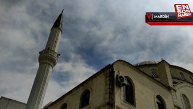 Mardin'de minareye isabet eden yıldırım kamerada
