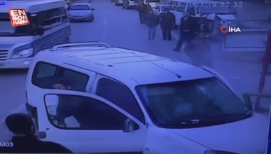 Bursa'da dalgın sürücü aracıyla markete daldı