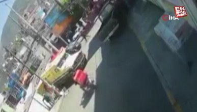 Meksika'da el freni çekilmeden unutulan minibüs sokak satıcısını ezdi
