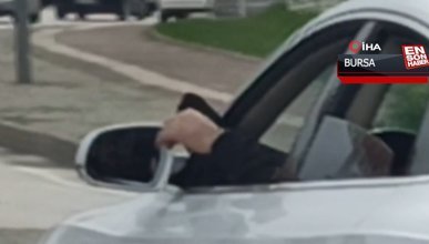 Camdan ayağını çıkararak seyreden otomobil sürücüsü