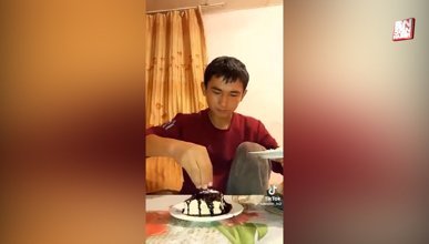 Duygulandıran video: Doğum gününü yalnız kutladı