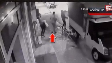 Kendisinin olduğunu söyleyerek ağır hasarlı binadaki eşyaları çaldı