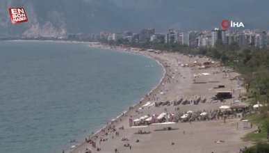 Antalya sahili bayramın ilk gününde doldu