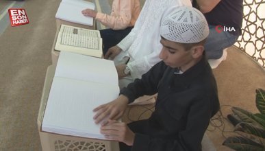 Görme engelli gençler parmaklarıyla Kur'an-ı Kerim'i görerek hafız oldu