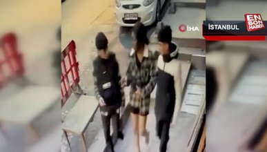 Beyoğlu’nda ABD’li kadına kapkaç kamerada: Beline sarılıp telefonunu çaldılar
