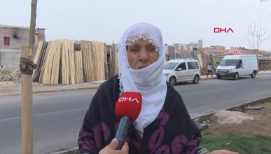 Diyarbakır'da her gün geldiği hasarlı evinin önünde ağlıyor