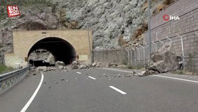 Gümüşhane’de meydana gelen heyelanda dev kayalar karayolunu ulaşıma kapattı