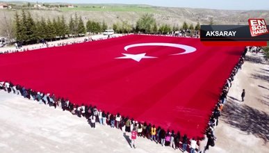 Aksaray Ihlara Vadisi'nde 2023 genç, 3 bin metrekarelik Türk bayrağı açtı