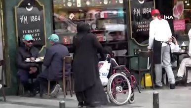 Taksim Meydanı dilencilerle doldu