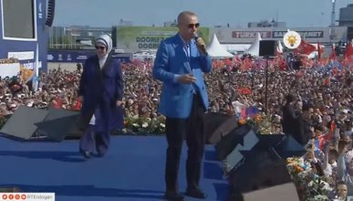 Cumhurbaşkanı Erdoğan, büyük İstanbul mitingini şarkıyla açtı
