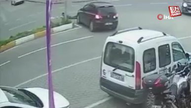 Antalya’da dönüş yapan otomobil, karşıya geçmek için bekleyen yayayı altına aldı