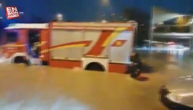 Ankara'da sel sonrası bir itfaiye aracı yolda mahsur kaldı