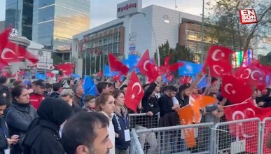 AK Parti binasının önünde büyük kalabalık toplandı