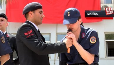 Manisa'da Temsili Askerlik töreninde engelli gencin okuduğu türkü duygulandırdı