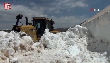 Şırnak’ta göçerlerin kullandığı karla kaplı yollar açılıyor