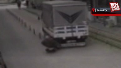 Sakarya'da geri manevra yapan kamyonetin çarptığı emekli öğretmen ağır yaralandı