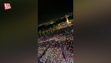 Binlerce vatandaş balkon konuşması için Cumhurbaşkanlığı Külliyesi'nde