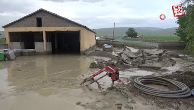 Muş'ta sel felaketi: 5 araç ve 35 ev hasar gördü