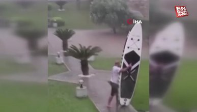 Antalya'da bir kişi yağmur sonrası oluşan su birikintisinde sörf yaptı