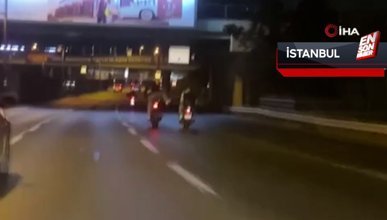 İstanbul'daki motosikletli, seyir halindeyken yanındakine tekme attı