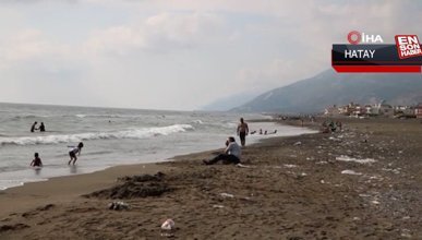 Enkaz kent Hatay'ın 14 kilometrelik plajı bu bayram boş kaldı