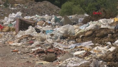 İzmir'de içme suyunu karşılayan barajın yanına çöp atıldı