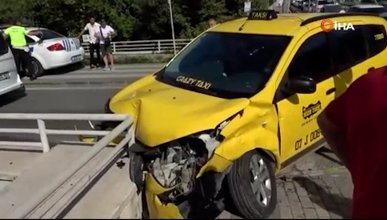 Antalya’da köprü çıkışında çarpışan araçlar, korkuluğa takıldı