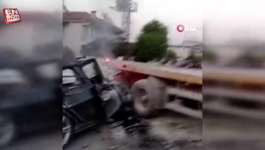 İzmir’de otomobil tırın dorsesine ok gibi saplandı