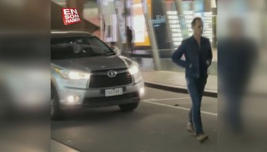 Avustralya'da yolun ortasında yürüyen adama tepki
