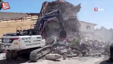 Malatya'da depremde hasar alan belediye binası yıkıldı
