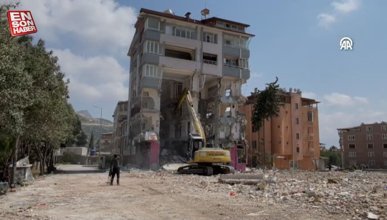 Hatay'da ağır hasarlı binaların yıkımı sürüyor