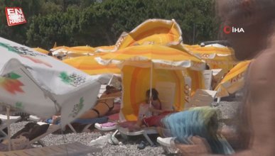 Şiddetli rüzgar Konyaaltı sahilinde denize giren tatilcilere zor anlar yaşattı