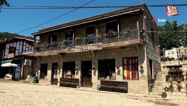 Çanakkale'nin Yeşilyurt köyünde sadece turistler ücretsiz fotoğraf çekebiliyor