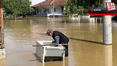 Düzce'de sular altında kalan köyde buzdolabını kayık yaptı